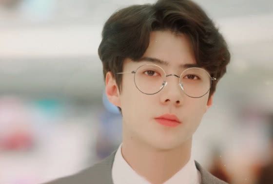 同樣是戴眼鏡，扛住了肖戰(zhàn)，躲過了易烊千璽，卻栽在他身上